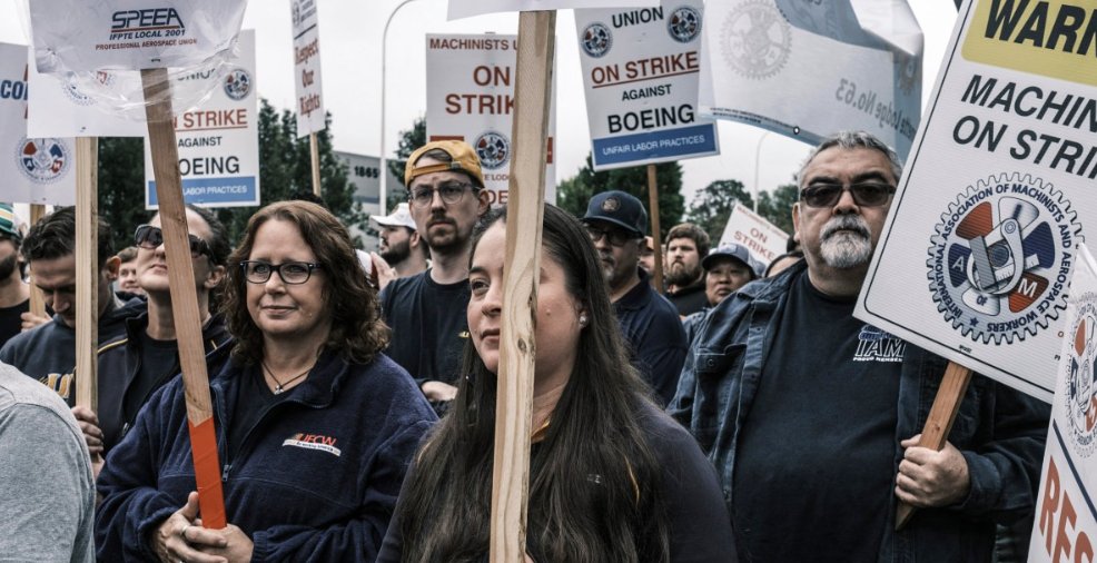 33,000 போயிங் விமான உற்பத்தி தொழிலாளர்கள் வேலை நிறுத்தம்  இரண்டாம் மாதமாக தொடர்கிறது